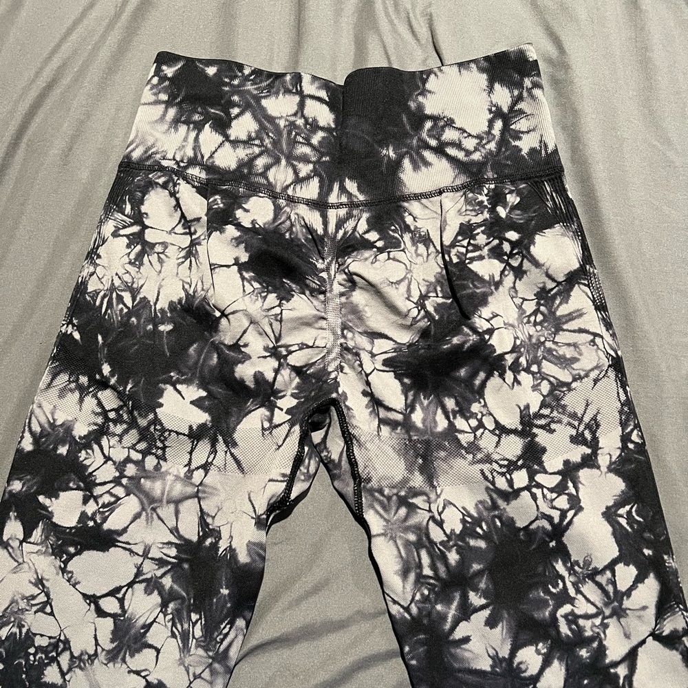 Black and White Tie-Dye Leggings  Butt Scrunch